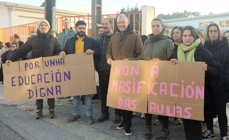 Clamor en Carril contra la saturación de un aula: 