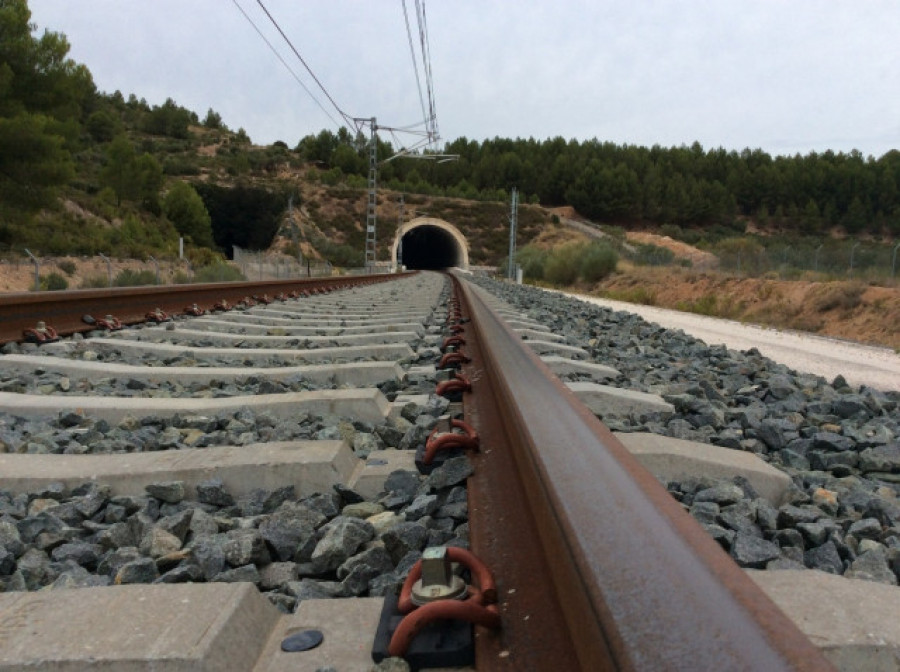 Rescatado y evacuado al hospital el conductor de un coche que cayó sobre la vía del tren