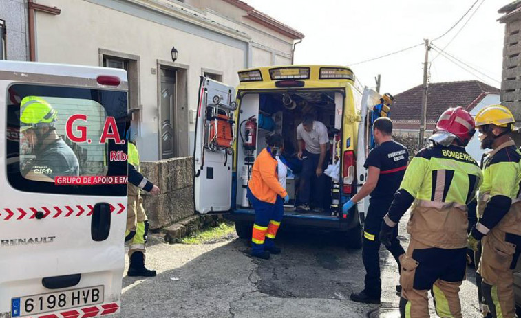 Herido un nonagenario al aplastarle las piernas un motocultor con el que trabajaba en una finca en Ribeira