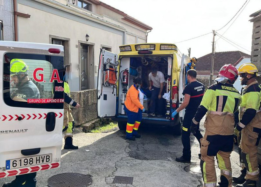 Herido un nonagenario al aplastarle las piernas un motocultor con el que trabajaba en una finca en Ribeira