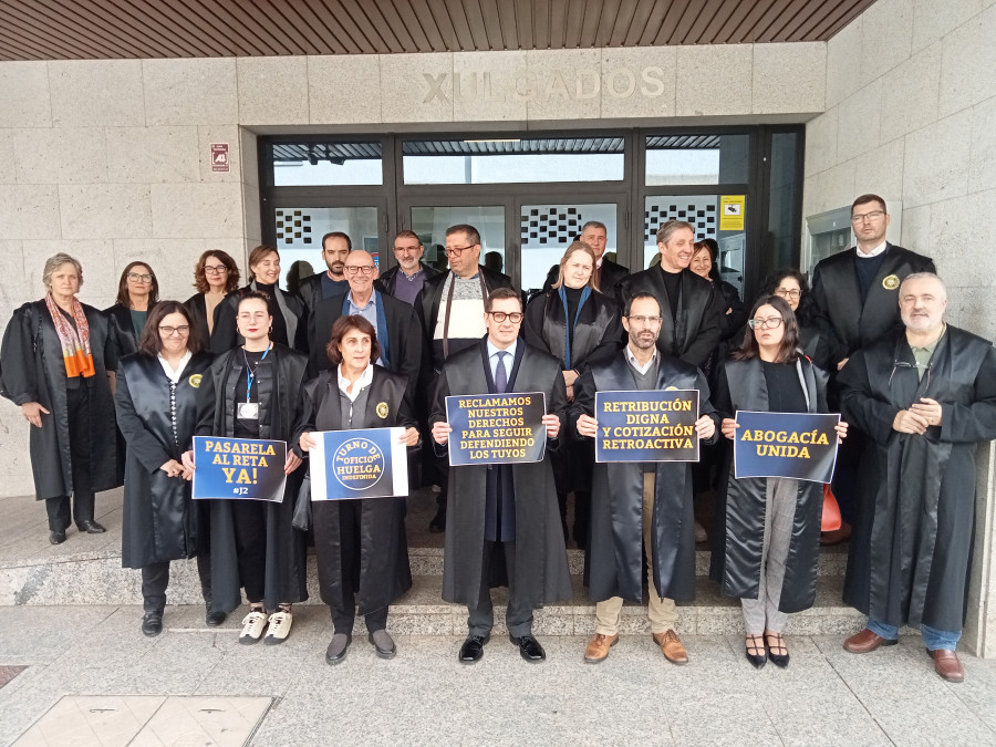 Los abogados de oficio de Ribeira realizan una concentración silenciosa en reclamación de condiciones dignas