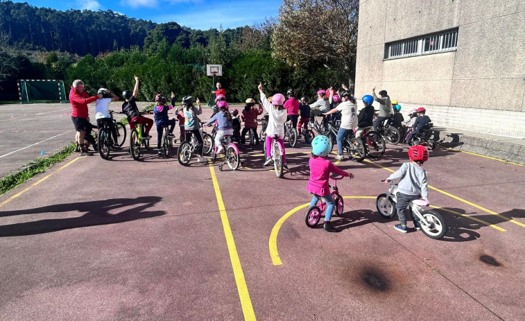 El CEIP Armenteira y el club ciclista local se unen para fomentar la práctica deportiva en los alumnos
