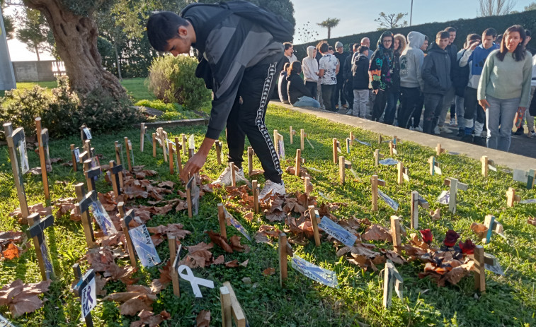 El CIFP Coroso escenifica un cementerio para visibilizar y homenajear a las víctimas de violencia machista