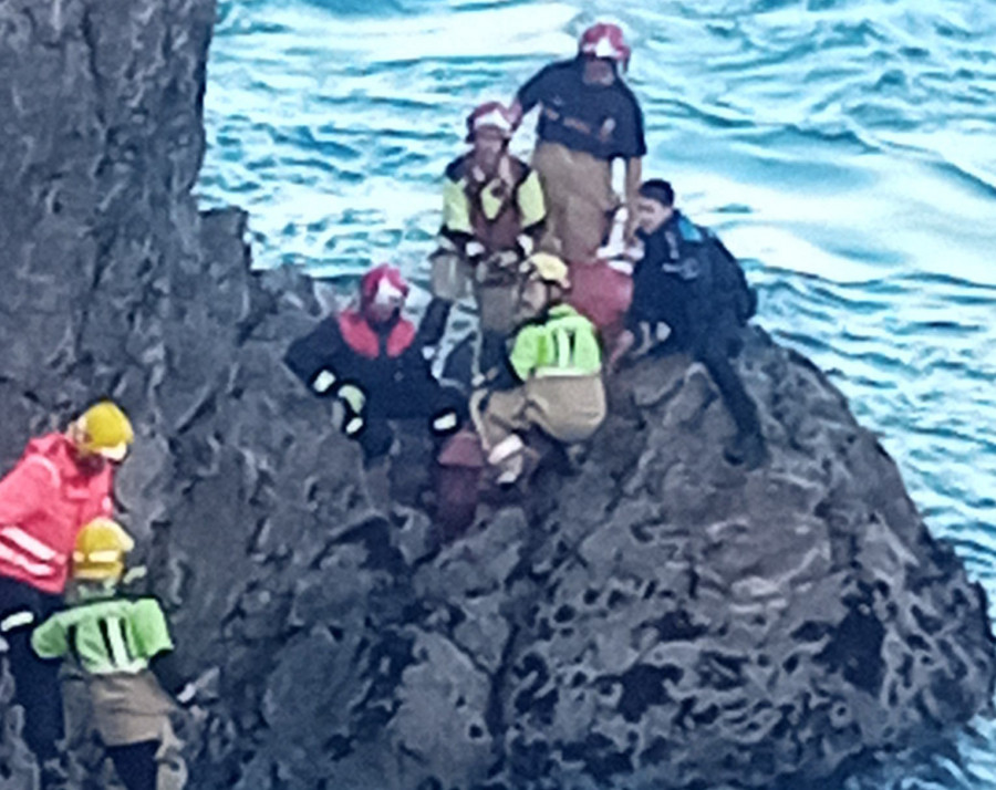 Los servicios de emergencias rescatan a un ribeirense de unas rocas tras caerse al mar en Porto do Son