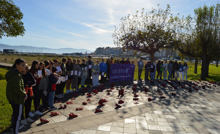 Alumnos del IES de Sanxenxo realizan una intervención artística en el Paseo de Baltar por el 25-N