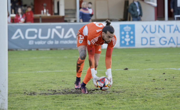 El Concello actúa sobre el césped de A Lomba para recuperarlo y el Arousana se queja por jugar en Vilaxoán