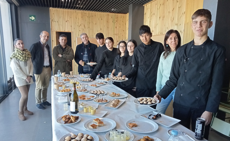 Alumnos de FP Básica Dual de Cocina del CIFP Coroso exhiben lo aprendido en pinchos fríos y calientes