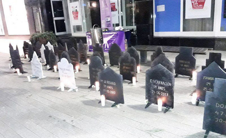 Mulleres en Acción hará mañana en Ribeira una performance con lápidas para visibilizar a las víctimas de maltrato