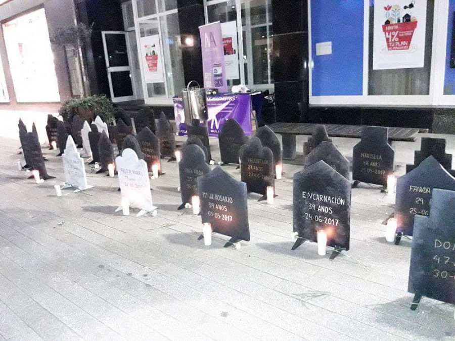 Mulleres en Acción hará mañana en Ribeira una performance con lápidas para visibilizar a las víctimas de maltrato