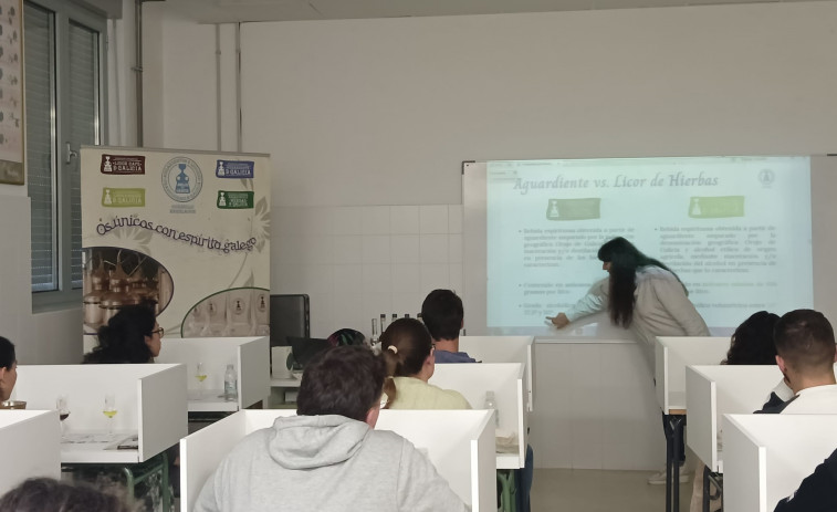 Aguardientes y Licores de Galicia imparte una charla al alumnado de Vitivinicultura del Cabanillas