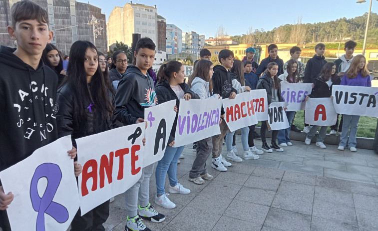 Alumnos de Secundaria de Ribeira fueron un clamor para que no se gire la vista ante la violencia machista