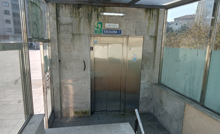 Un joven propina una paliza a un vigilante de un parking en Ribeira, al reprenderle por orinar en unas escaleras