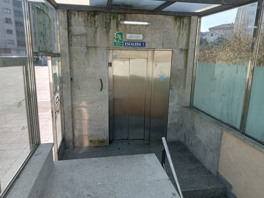 Un joven propina una paliza a un vigilante de un parking en Ribeira, al reprenderle por orinar en unas escaleras