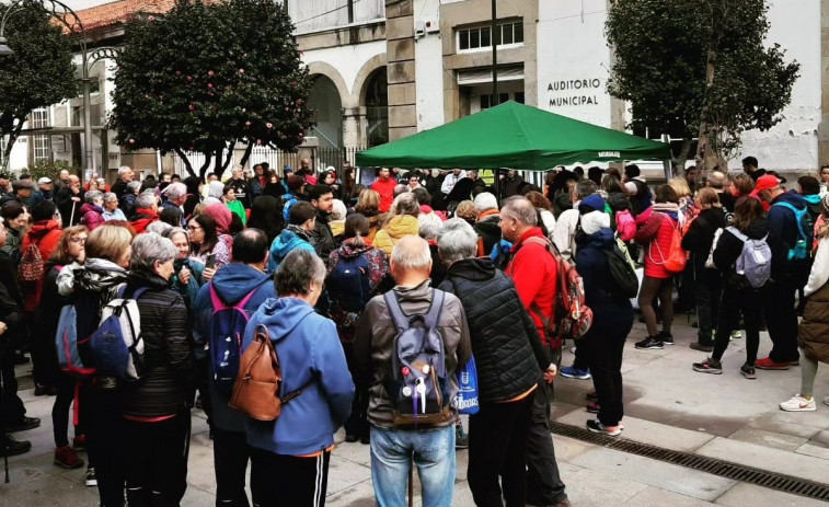 Más de 250 personas caminan contra la violencia de género en la andaina de Caldas por el 25-N