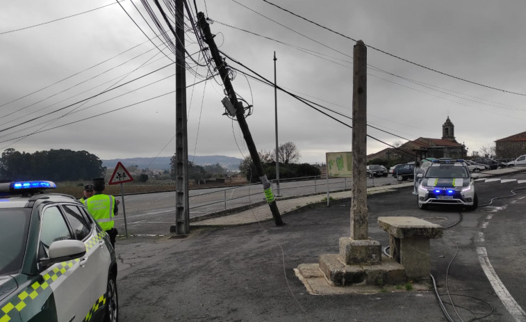 Los cables donde se enganchó el camión que arrasó con cinco postes y el cruceiro de Cambados “estaban demasiado baixos”