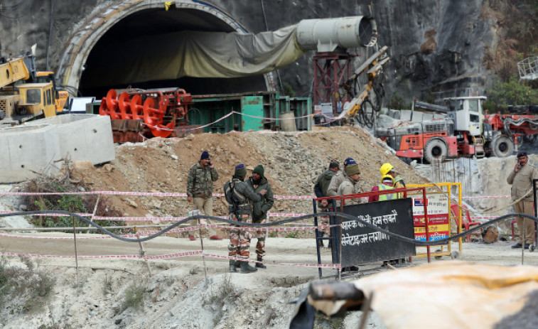 Completan la vía de escape para los 41 obreros atrapados hace 17 días en un túnel de la India