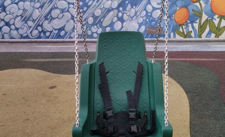 Instalado un columpio inclusivo en el parque infantil de la Praza de Galicia, en Boiro