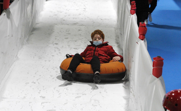 Tobogán de hielo natural, atracciones y talleres se unen a la Navidad en Vilagarcía