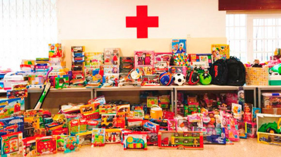 Cruz Roja Ribeira y la Cofradía da Dorna recaudan fondos para que los niños tengan un juguete nuevo esta Navidad