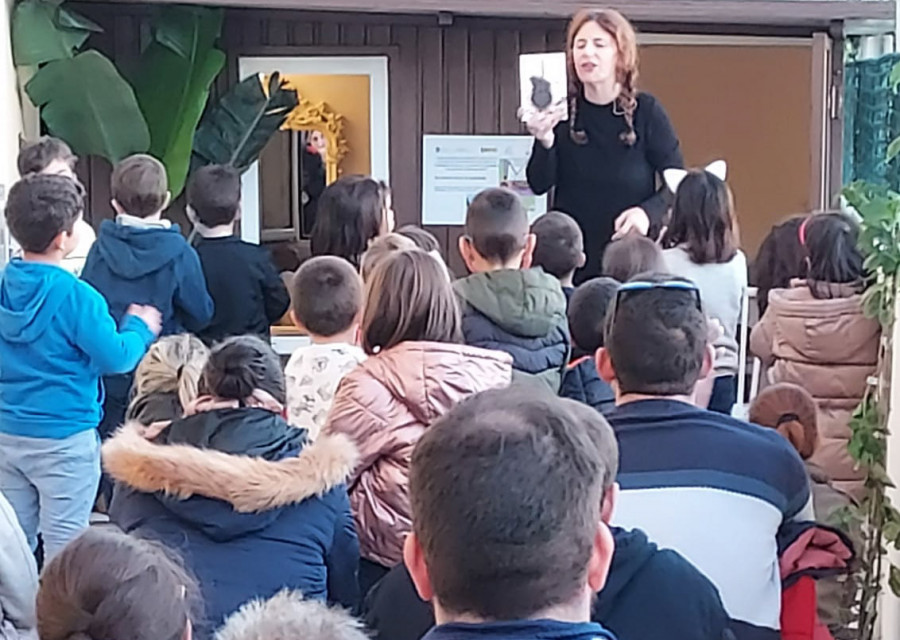La escuela infantil A Capela, de Carreira, conmemoró el 25N con un cuentacuentos de Raquel Queizás por la igualdad