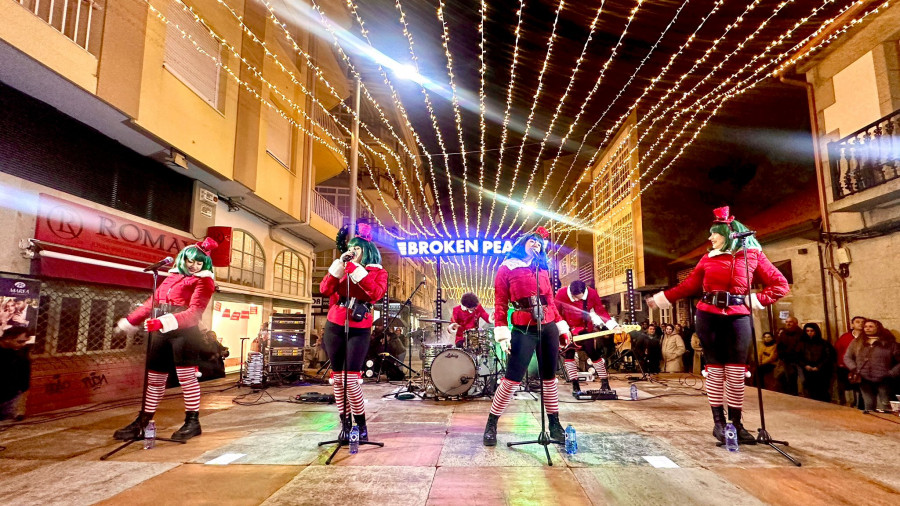 O Grove adelanta a los concellos de O Salnés y ya luce su Navidad