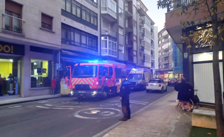 Solo, sin arnés ni casco: La Policía investiga el grave accidente en un andamio en Vilagarcía