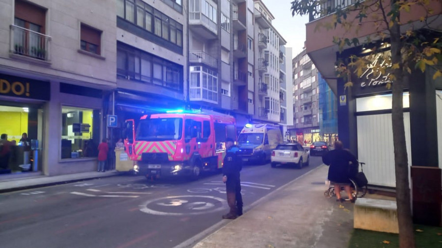 Solo, sin arnés ni casco: La Policía investiga el grave accidente en un andamio en Vilagarcía