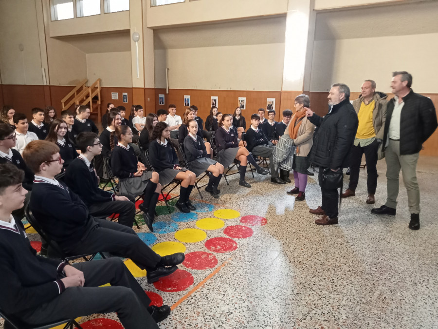 Tres exdiputados acercan la labor del Parlamento a escolares del colegio Sagrado Corazón de Jesús de Castiñeiras