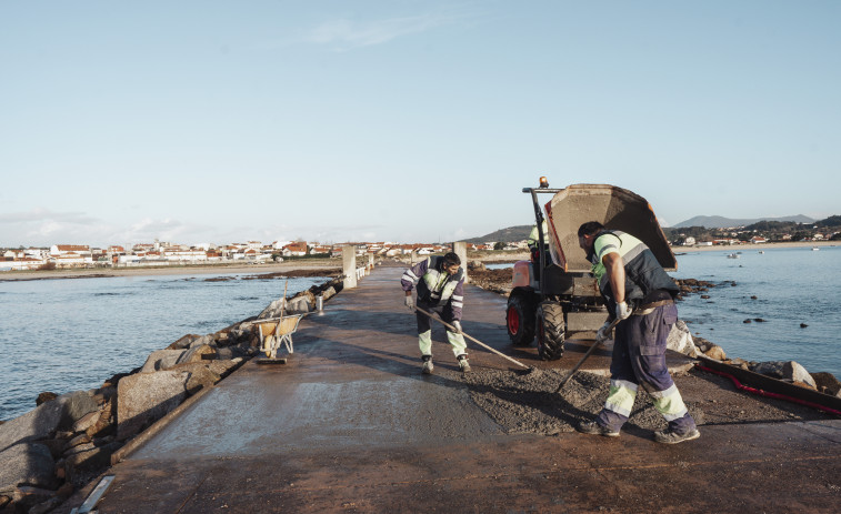 La Brigada Municipal de Obras de Ribeira repara los daños de los temporales sobre el Paseo do Carreiro, en Aguiño