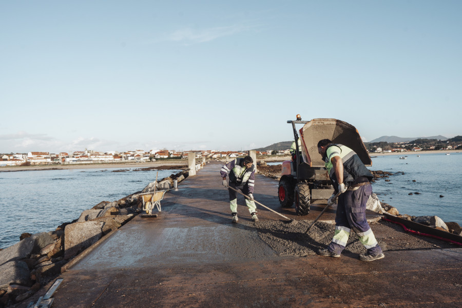 La Brigada Municipal de Obras de Ribeira repara los daños de los temporales sobre el Paseo do Carreiro, en Aguiño