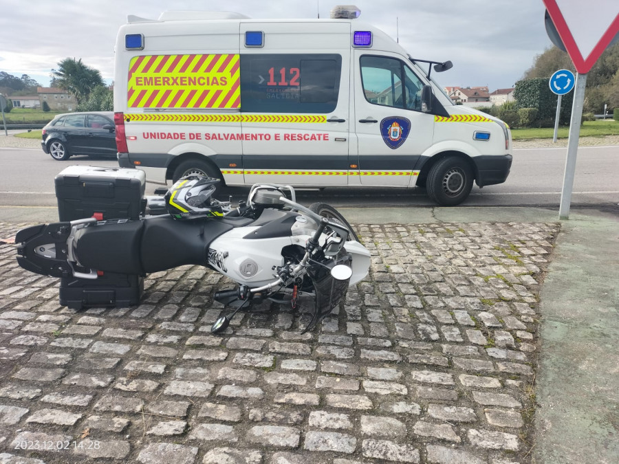 Un motorista resulta herido  en una colisión con un turismo en Cambados