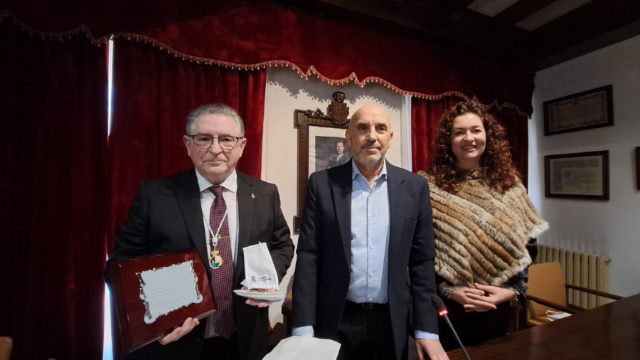 A Pobra prende la Navidad y homenajea a su ex alcalde Isaac Maceiras