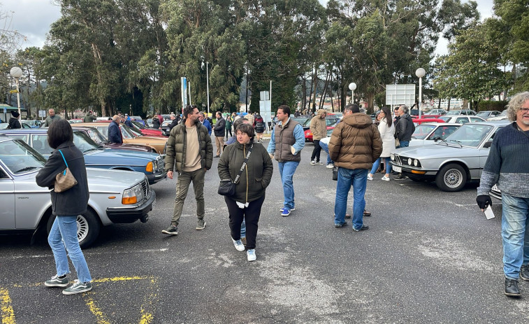 Los vehículos más clásicos deslumbran en A Toxa que ya luce su alumbrado de Navidad