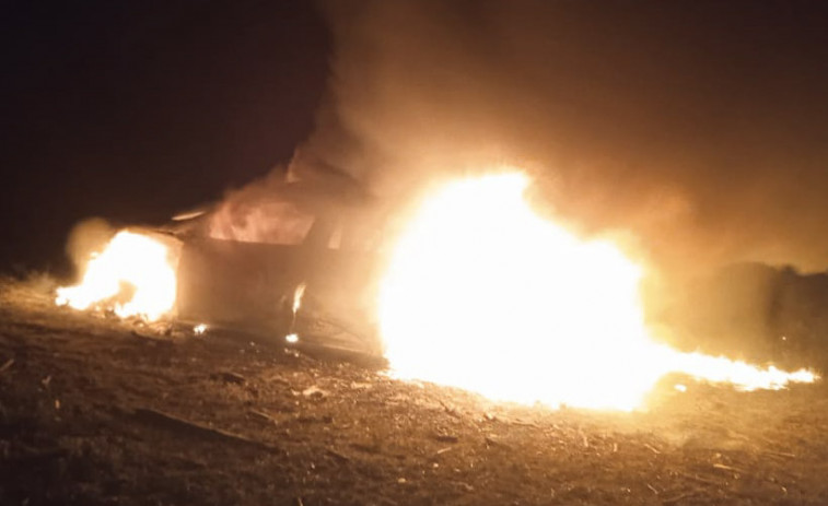 Un coche queda completamente calcinado tras sufrir un incendio en Balteiro, en la parroquia ribeirense de Oleiros