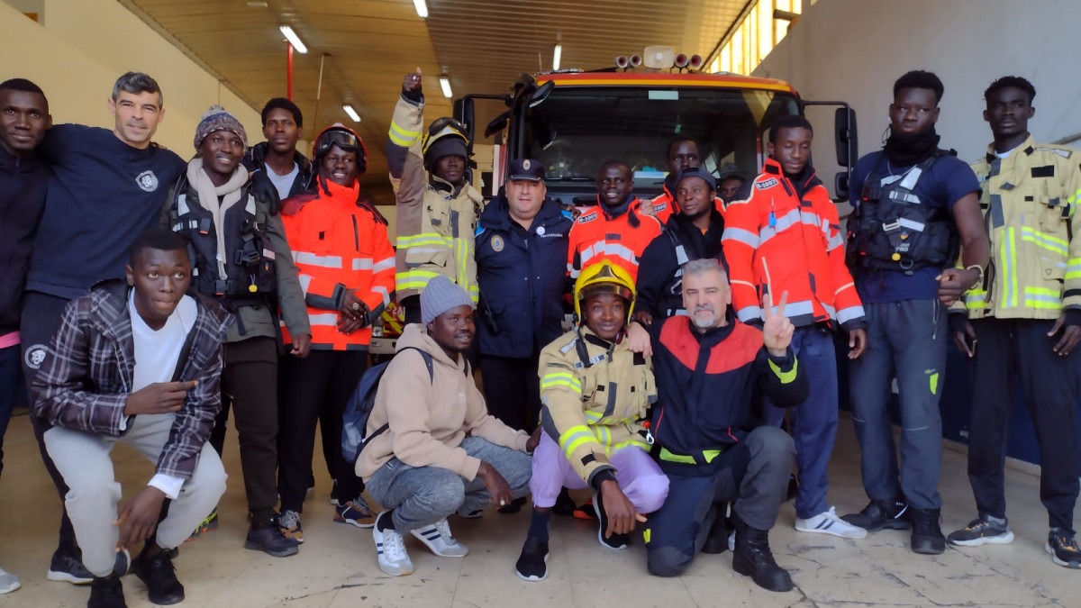 Migrantes visita sede emerxencias sanxenxo1