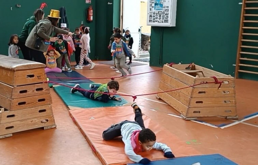 El colegio O Grupo celebró una animadísima carrera solidaria de obstáculos por un mundo libre de barreras