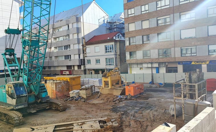 Las obras para el soterramiento del tráfico de la Rúa Madrid en Sanxenxo se centran en los muros de conteción previos a las excavaciones