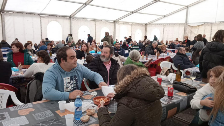 Cientos de raciones de fabada para calentar los cuerpos en Nantes