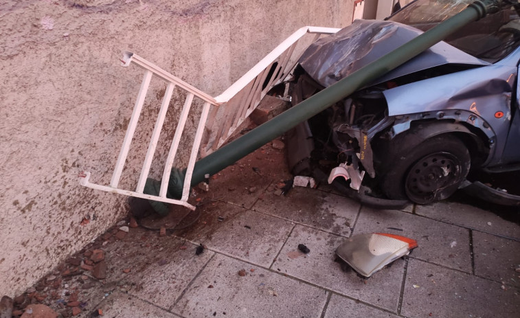 El dueño del coche siniestrado en la Avenida da Coruña de Ribeira, y cuyo conductor se dio a la fuga, denuncia su robo