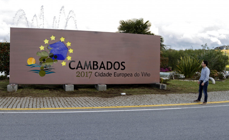 La Xunta autoriza el regreso del polémico cartel de Cambados Ciudad del Vino a la rotonda de Vilariño