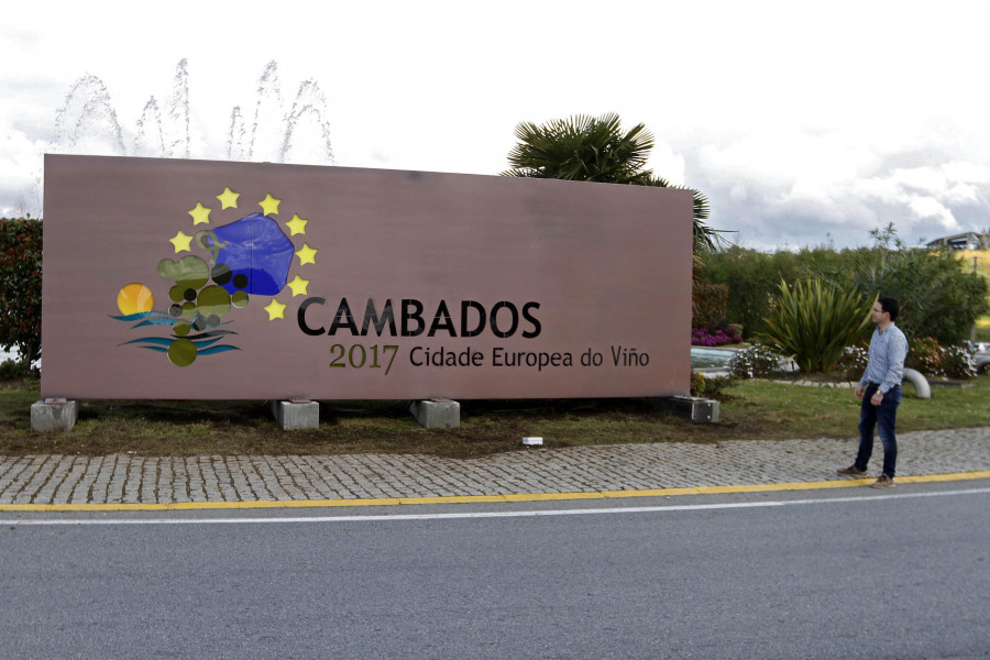 La Xunta autoriza el regreso del polémico cartel de Cambados Ciudad del Vino a la rotonda de Vilariño