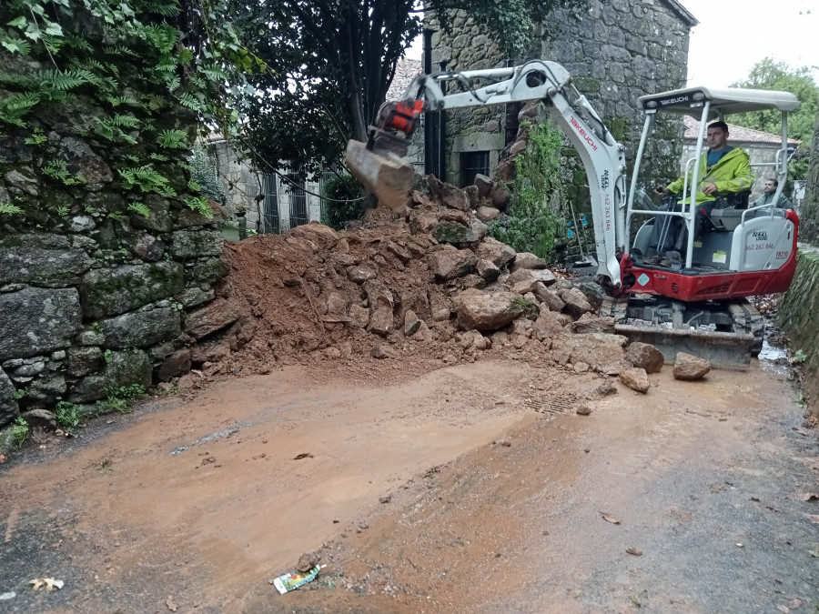 Las copiosas lluvias provocaron el derrumbe del muro del Pazo do Couto en A Pobra y se cortó la calle