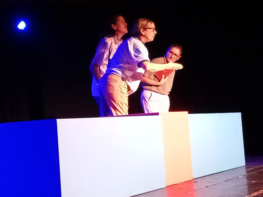 Exitosa premier de la obra “Criaturas” del Grupo Municipal de Teatro de Ribeira en el auditorio municipal