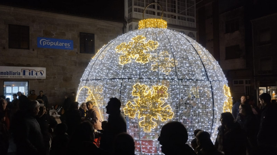 Rianxo estrena su Navidad con el encendido del alumbrado, con bola gigante, la visita de Papá Noel y con música y animación