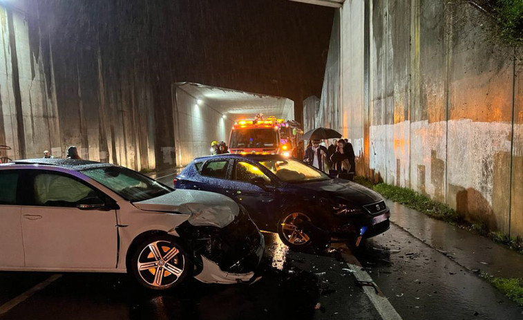 Herido un conductor en un accidente de tráfico entre dos coches en el lugar boirense de Vilariño