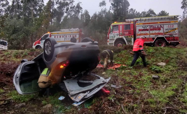 Una conductora fue excarcelada al quedar atrapada tras caer su coche por un terraplén y quedar volcado en Cures