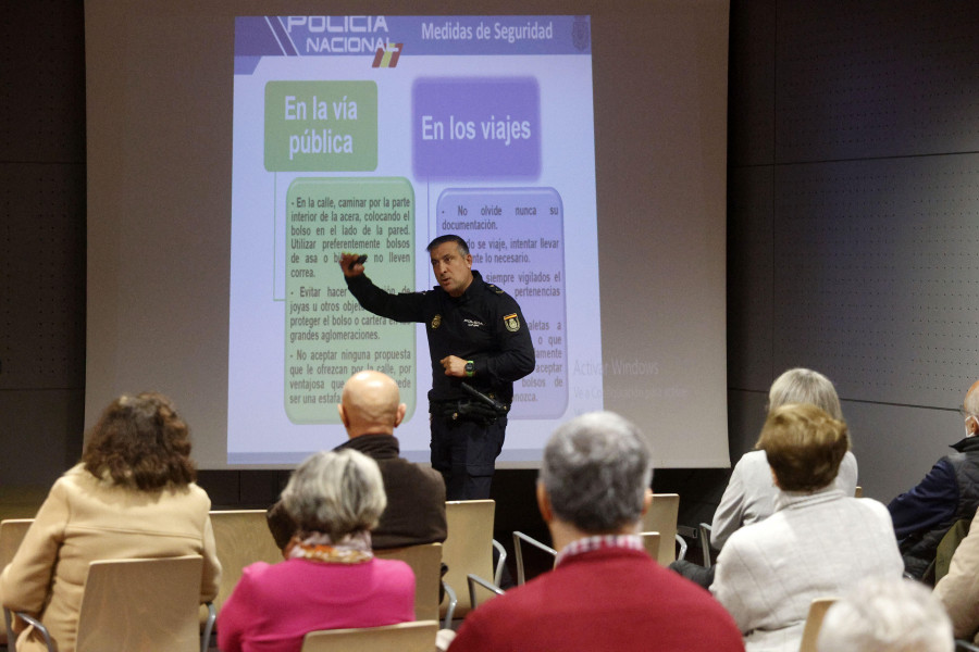 Vacúnate también en la red: La Policía Nacional de Vilagarcía da las claves frente a los ciberdelincuentes