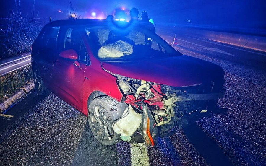 Herida la acompañante de un coche accidentado en la Autovía do Barbanza poco antes de la salida de Taragoña