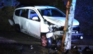 Un accidente en Leiro se salda con dos heridos y un conductor deja su coche tras derribar una farola en Vilanova