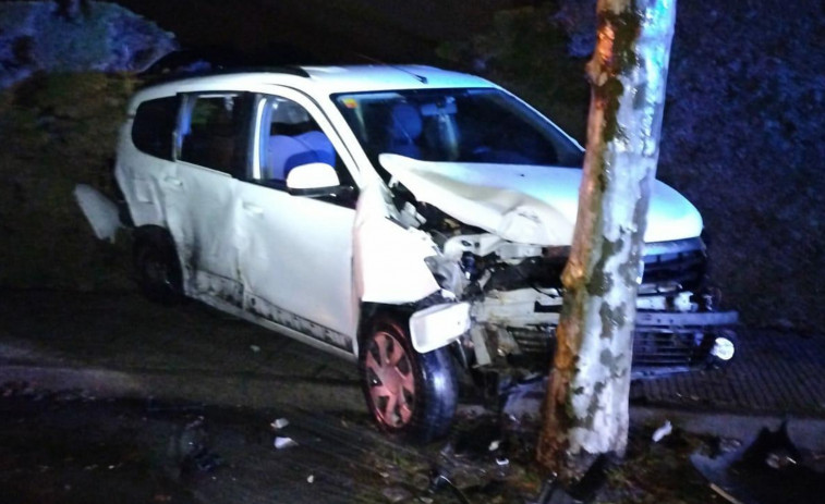 Un accidente en Leiro se salda con dos heridos y un conductor deja su coche tras derribar una farola en Vilanova